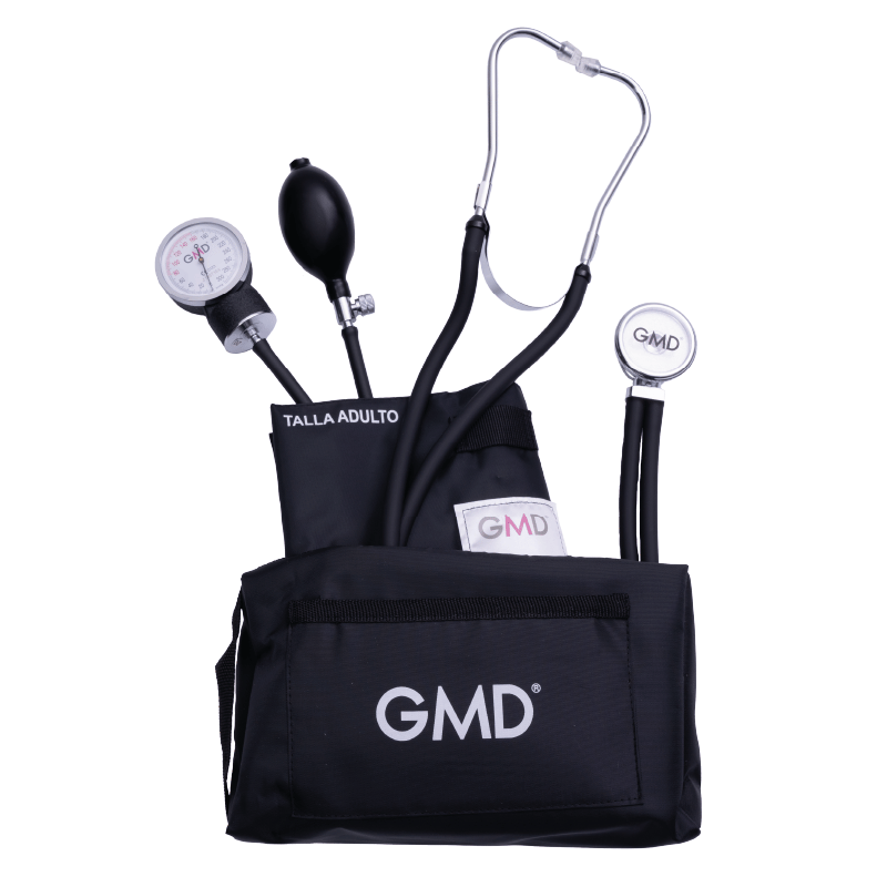 Kit de tensiómetro y fonendoscopio rappaport, con estuche de tela color negro y logo GMD en color blanco, abierto, de este sobresale el brazalete talla adulto, con un velcro pequeño en la parte superior y, debajo de este, una etiqueta blanca con el logo G. Haga clic para ampliar la imagen