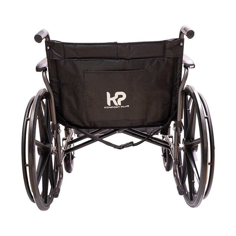Silla de ruedas bariátrica ancho de asiento de 22, vista posterior, con respaldo en tela negra y bolsillo central en la parte trasera con logo impreso en banco, debajo correa de sujeción negra, con mangos de empuje negros en los extremos superiores, rueda. Haga clic para ampliar la imagen