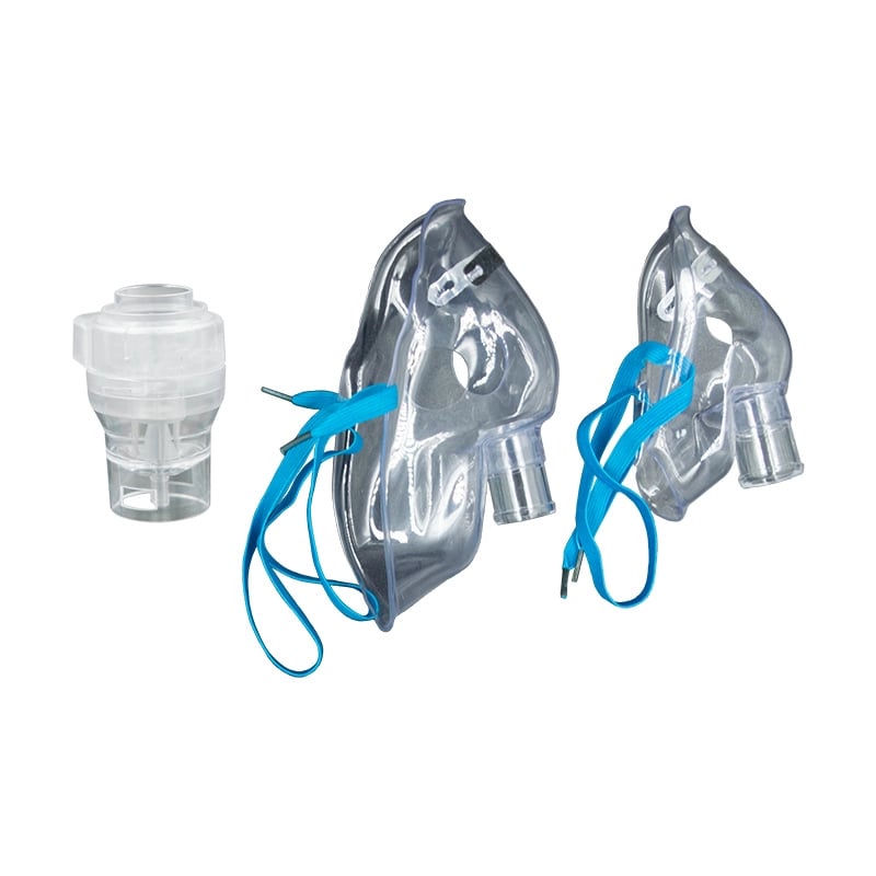 Micronebulizador para nube 5000 + mascara adulto + mascara niño. Al lado izquierdo nebulizador de color transparente. Al lado derecho en vista lateral, dos mascarillas de color trasnparente con sujetadores azules