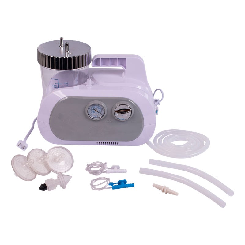 Aspirador de secreciones portátil ADS100. Kit en la parte superior un aspirador de color blanco con frasco recolector transparente graduado hasta 1100 ml, tapa metálica plateada, panel frontal gris con manómetro, perilla reguladora, asa de transporte, cab. Haga clic para ampliar la imagen