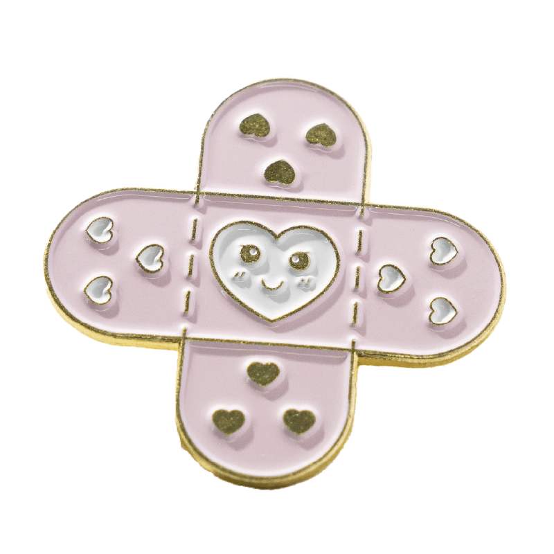 Pin Cura feliz GMD, de color rosado claro,en cada extremo, tres corazones en blanco y dorado; en el centro, un corazón sonriente sobre fondo blanco.. Haga clic para ampliar la imagen