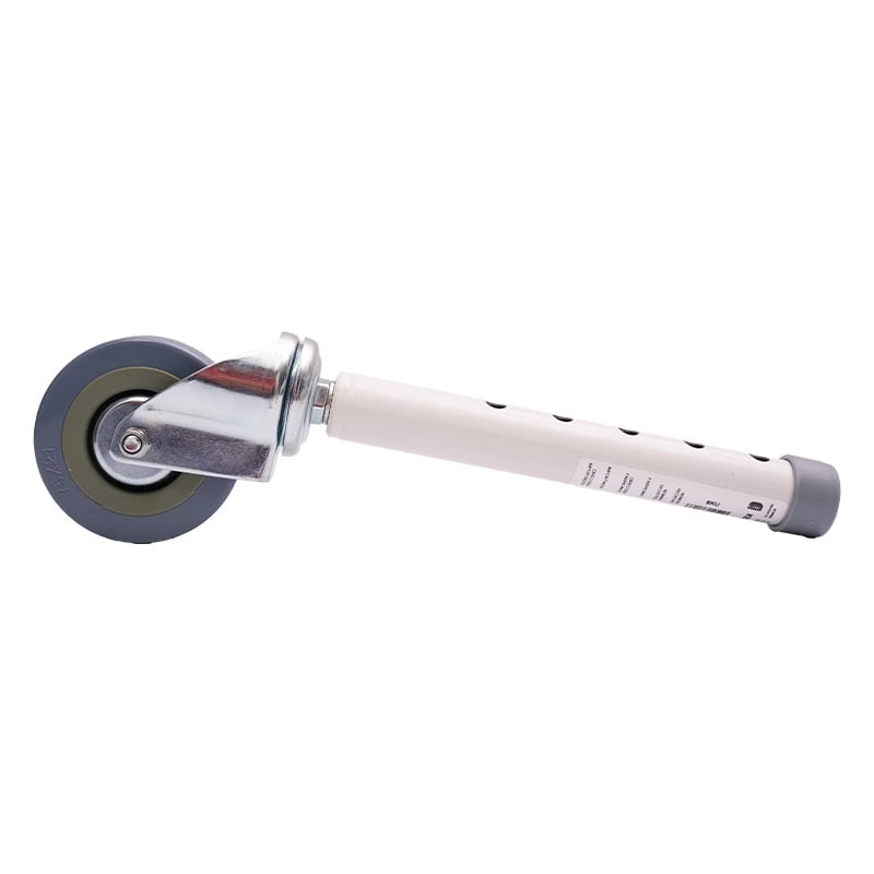 Pata con rueda sin freno para comodo sanitario KB225CR-AP1, vista lateral derecha, estructura metálica plateada con tubo cilíndrico alargado de cinco orificios pequeños y tapón gris en el extremo superior; debajo en la parte posterio etiqueta blanca con l