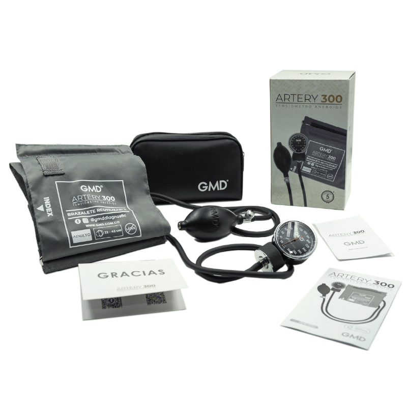 Tensiometro artery 300, kit completo con caja de empaque verde con diseño dorado y negro, estuche negro con logo GMD impreso en blanco en la parte inferior derecha, brazalete reutilizable gris talla adulto de 22 a 42 cm con indicación de ubicación sobre l. Haga clic para ampliar la imagen