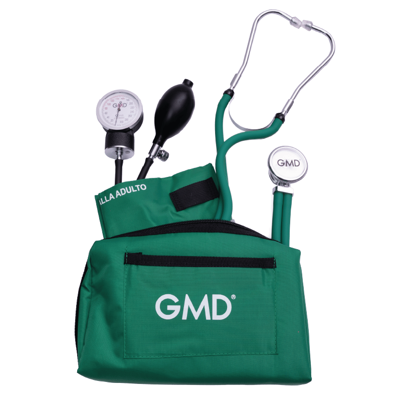 Kit de tensiómetro y fonendoscopio rappaport, con estuche de tela color verde y logo GMD en color blanco, abierto, de este sobresale el brazalete talla adulto, con un velcro pequeño en la parte superior, el manómetro circular con fondo blanco, dígitos en . Haga clic para ampliar la imagen