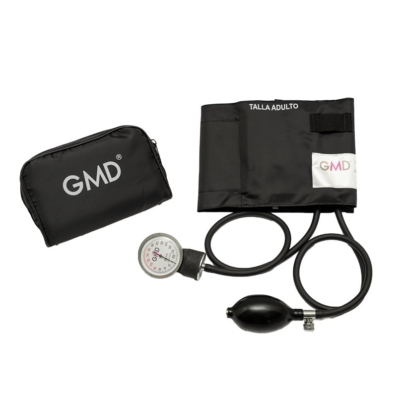 Tensiómetro classic i gmd color negro, kit con estuche con cierre de cremallera y logo GMD estampado en blanco, manguito de talla adulto en tela con cierre de velcro y etiqueta GMD en blanco y rosado, manómetro circular con reborde plateado, base de goma . Haga clic para ampliar la imagen