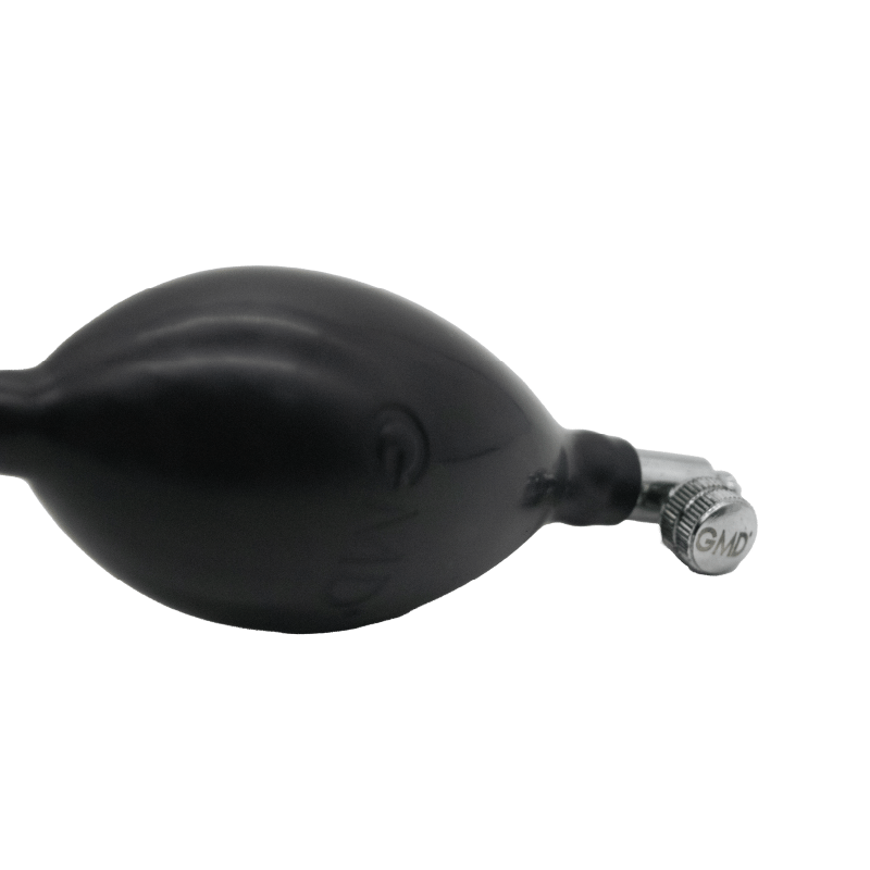 Pera para tensiometro premium, de goma negra, forma ovalada. En su extremo se conecta la válvula de escape metálica plateada de forma cilíndrica, con el logo GMD.. Haga clic para ampliar la imagen