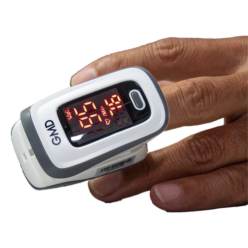 Pulsax 500 gmdpx-500e, colocado en el tercer dedo de la mano derecha. De color blanco con reborde gris. En la parte superior presenta el logo GMD. Pantalla encendida con dígitos en rojo que indican saturación de oxígeno del 95%. Debajo se observa el icono. Haga clic para ampliar la imagen