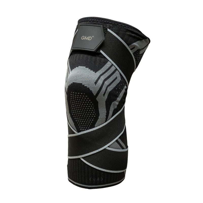 Rodillera Deportiva Cruzada Con Estabilización de Rodilla GMD Talla L, de color negro y gris, fabricada en nylon, poliéster, spandex y fibra elastodiene; cuenta con almohadilla de gel; incorpora tiras elásticas ajustables de color negro con bordes grises . Haga clic para ampliar la imagen