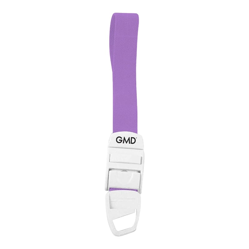 Torniquete GMD Color Púrpura Claro, fabricado en material elástico tipo látex y poliéster; cuenta con un sistema de broche de seguridad y liberación rápida de color blanco, elaborado en material plástico.. Haga clic para ampliar la imagen