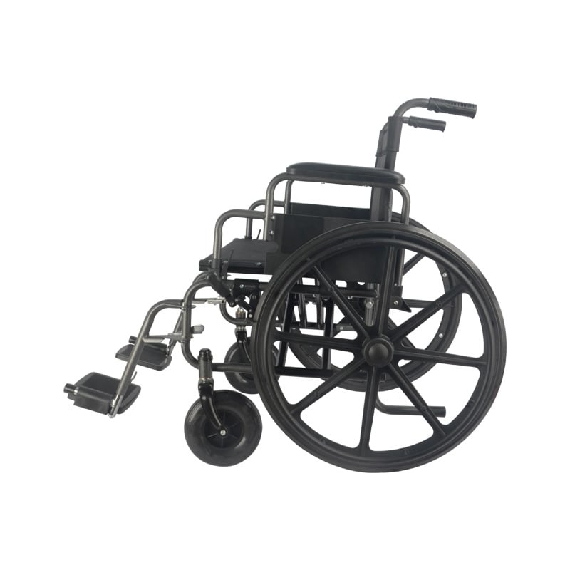 Silla de ruedas bariátrica ancho del asiento de 24, vista lateral derecha, estructura metálica negra. Respaldo y asiento acolchados negros, reposabrazos negros, mango de empuje en los extremos superiores. En la parte inferior reposapiés negros, ruedas tra. Haga clic para ampliar la imagen