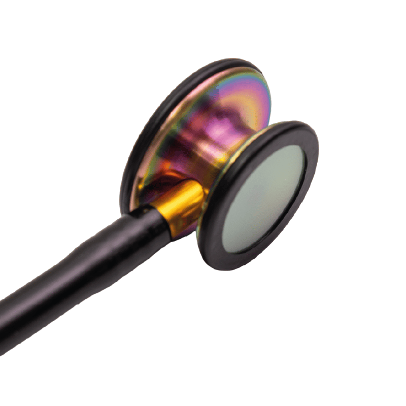 Fonendoscopio OIS 300 color negro, vista lateral de la membrana circular con reborde negro y la campana en su centro de color gris con reborde negro, metálica multicolor (morado, azul, verde y dorado), con conector dorado unido a la manguera negra.. Haga clic para ampliar la imagen