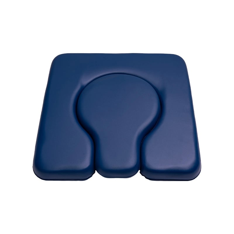 Asiento para cómodo sanitario kp2-6542sr-ap1-r,  vista anterior, color azul oscuro, de forma cuadrada y superficie acolchada, con reborde de abertura central en forma de “U”.