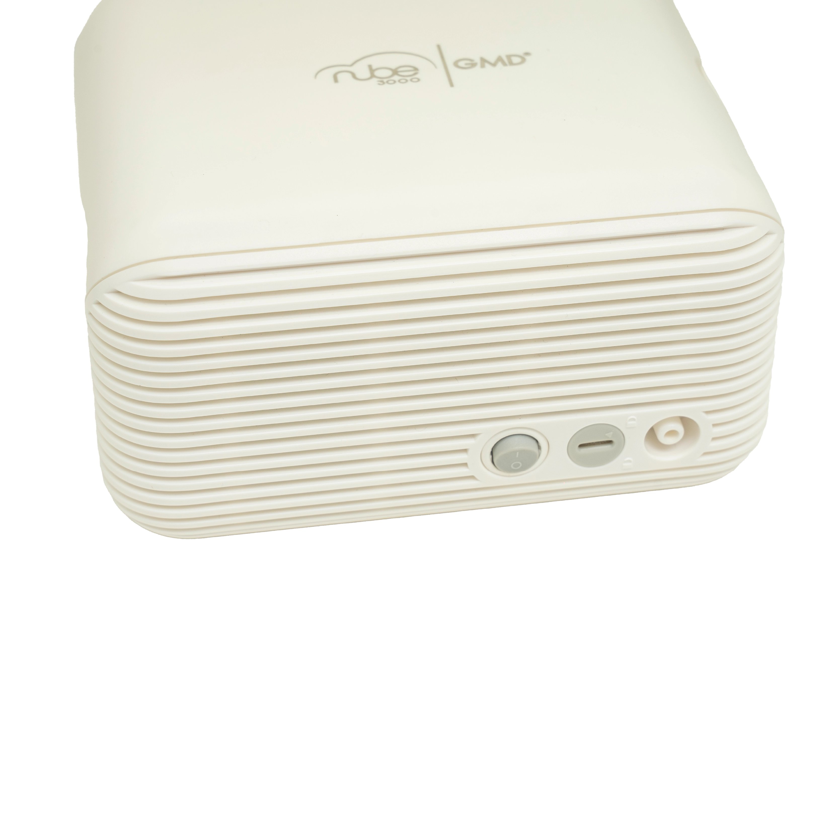 Compresor Nebulizador Nube 3000+, color blanco con diseño rectangular y bordes redondeados, con rejillas horizontales en la parte frontal y laterales. En la parte superior logo NUBE y GMD en color dorado claro. En la parte inferior derecha del frente botó. Haga clic para ampliar la imagen