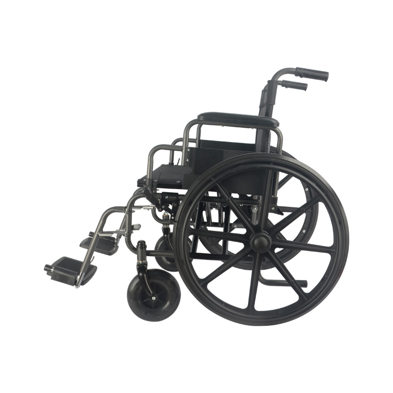 Silla de ruedas bariátrica ancho de asiento de 22, vista lateral derecha, estructura metálica negra. Respaldo y asiento acolchados negros, reposabrazos negros, mango de empuje en los extremos superiores. En la parte inferior reposapiés negros, ruedas tras. Haga clic para ampliar la imagen
