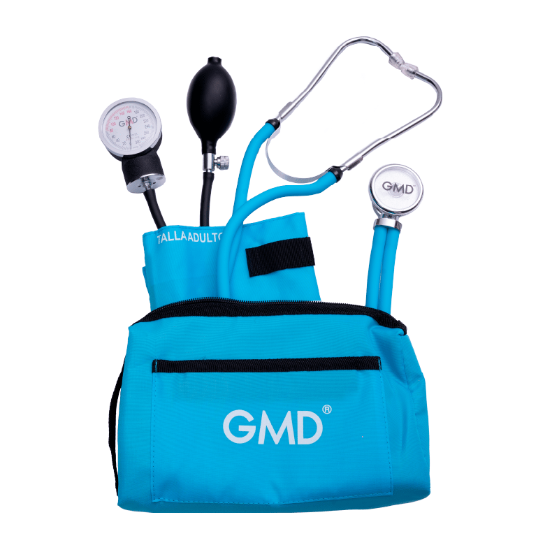 Kit de tensiómetro y fonendoscopio doble campana, con estuche de tela color azul cielo y logo GMD en color blanco, abierto, de este sobresale el brazalete talla adulto, con un velcro pequeño en la parte superior, el manómetro circular con fondo blanco, dí. Haga clic para ampliar la imagen