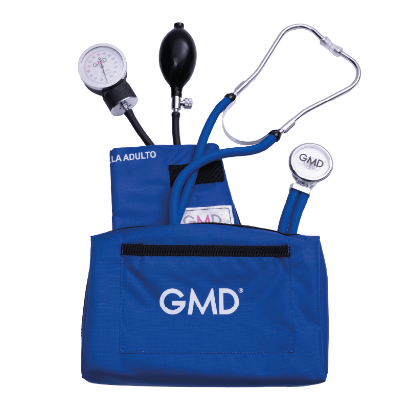 Kit de tensiómetro y fonendoscopio doble campana, con estuche de tela color azul ceruleo y logo GMD en color blanco, abierto, de este sobresale el brazalete talla adulto, con un velcro pequeño en la parte superior y, debajo de este, una etiqueta blanca co. Haga clic para ampliar la imagen