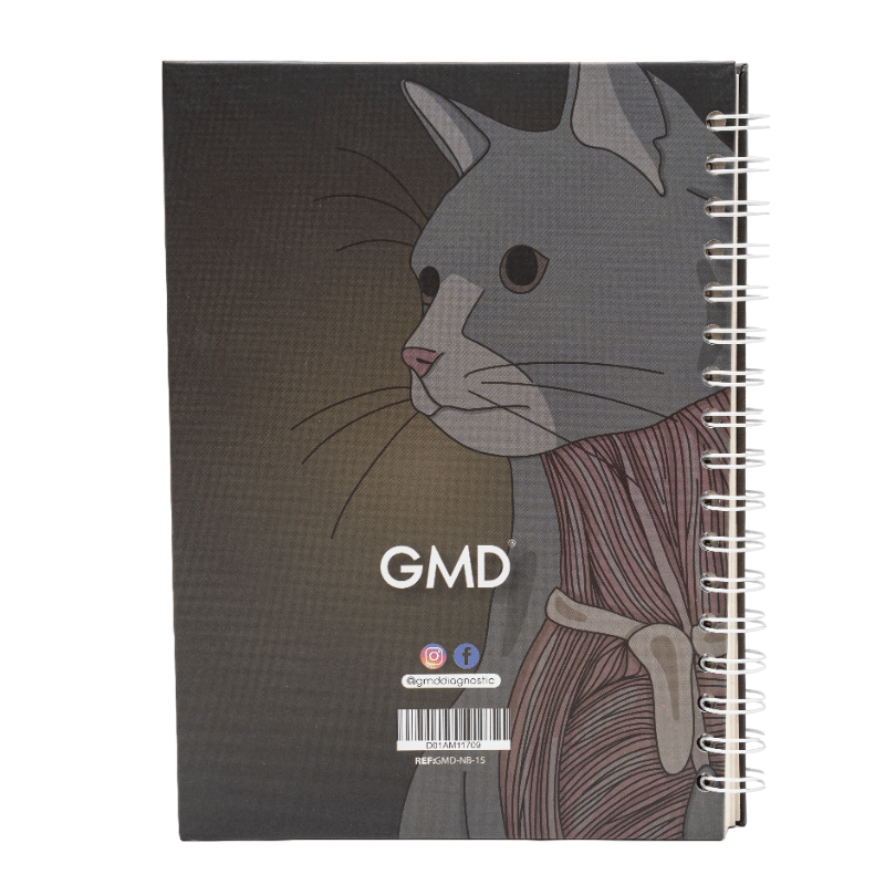 Cuaderno argollado gmd perro y gato anatomía, vista posterior, con pasta dura en tonos oscuros y fondo del sistema muscular de un gato; incluye redes sociales, código de barras y argollas blancas al lado derecho.. Haga clic para ampliar la imagen