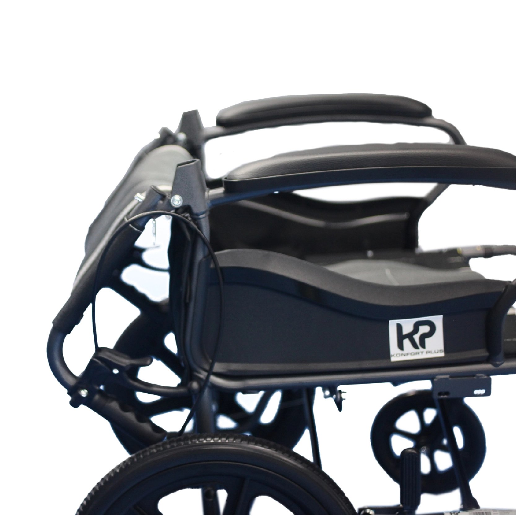 Silla de ruedas de transporte, vista lateral izquierda, con estructura metálica negra, respaldo doblado hacia la parte posterior y asiento acolchado. Con reposabrazos acolchados negros, debajo soporte negro con logo negro sobre fondo blanco. Mangos de emp. Haga clic para ampliar la imagen