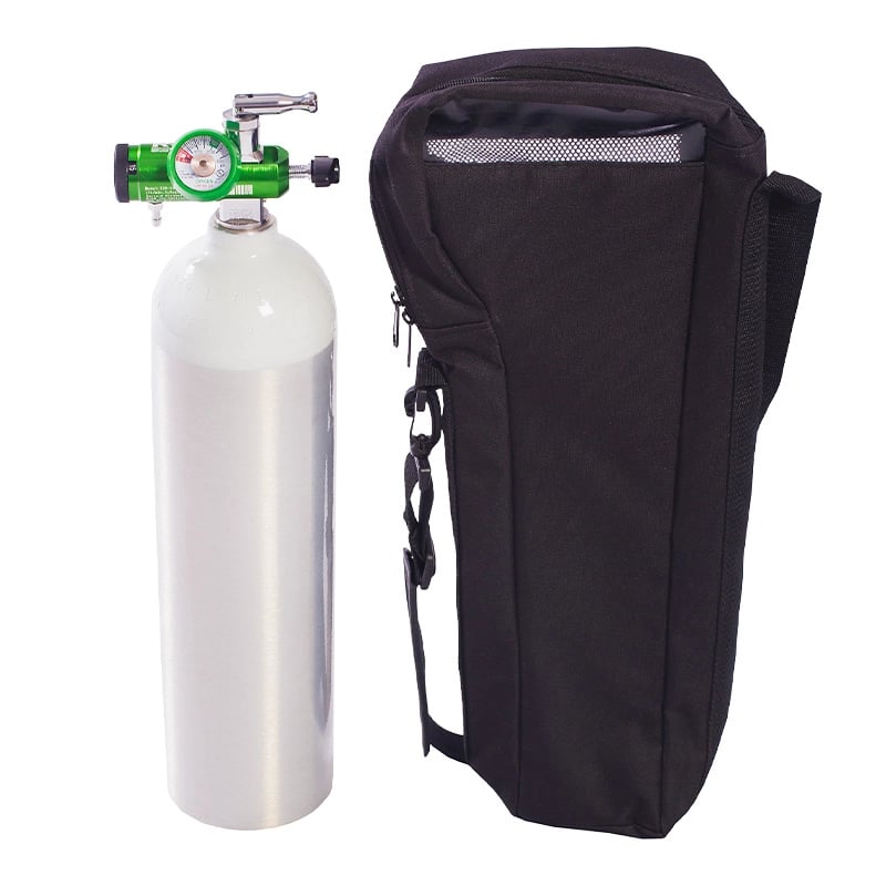 Kit 2 con cilindro de 416 l, en el lado izquierdo cilindro de oxígeno plateado con regulador metálico verde, manómetro transparente central, perilla superior negra en forma de cruz y perilla inferior para ajuste de flujo con conexión metálica lateral infe. Haga clic para ampliar la imagen