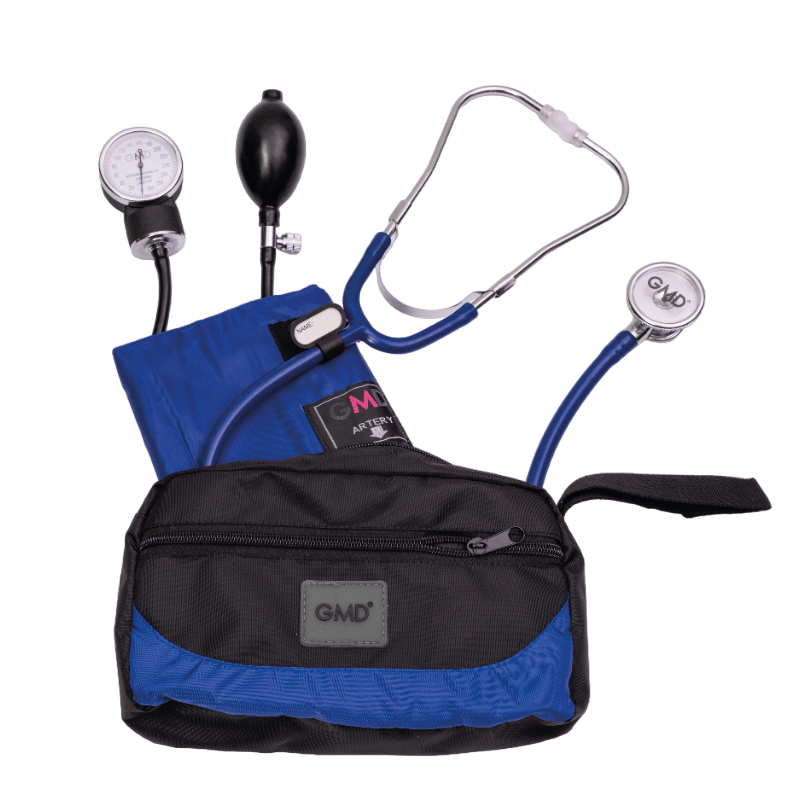 Kit Fusion Colors con estuche gmd de tela color negro con franja azul cerúleo, cierre de doble cremallera y tira de sujeción en el lateral derecho con logo GMD impreso en negro sobre una etiqueta gris cocida. Abierto, de este sobresale el brazalete azul c. Haga clic para ampliar la imagen