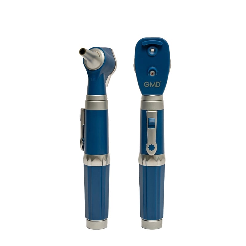 Kit de órganos y sentidos con fibra óptica gmd 2 bases 2 cabezales, color azul, cabezal diagnóstico, mango ergonómico con detalles plateados y botón selector de luz. En la vista posterior, en el lado izquierdo del mango, un clip metálico lateral.. Haga clic para ampliar la imagen