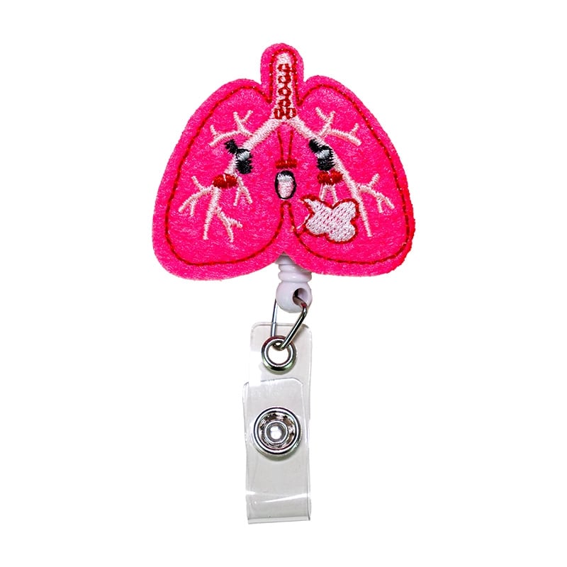 Porta carnet de pulmones, de color fucsia, con borde rojo cosido. Tipo yoyo retráctil. Se conecta mediante un gancho metálico triangular unido a un aro metálico. Desde este aro se extiende un adaptador de color blanco con broche metálico para sujetar el c. Haga clic para ampliar la imagen