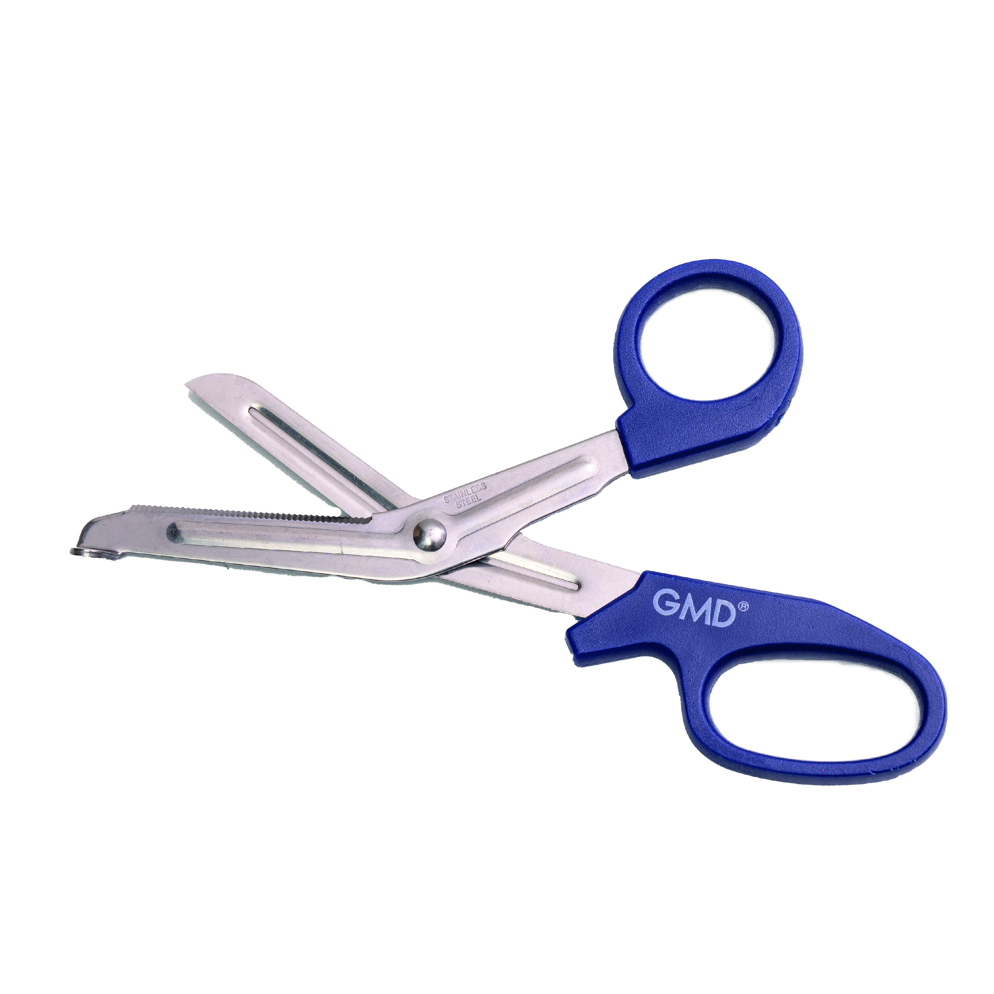 Tijeras basic color azul de 5 1/2, con mangos ergonómicos azules y hojas de acero inoxidable; presentan filo combinado (una hoja lisa y otra dentada), punta roma y zona dentada con apoyo lateral; se muestran en posición abierta.. Haga clic para ampliar la imagen