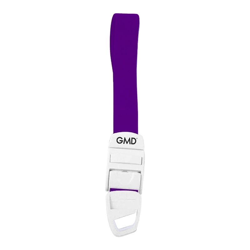 Torniquete GMD Color Púrpura, fabricado en material elástico tipo látex y poliéster; cuenta con un sistema de broche de seguridad y liberación rápida de color blanco, elaborado en material plástico.. Haga clic para ampliar la imagen