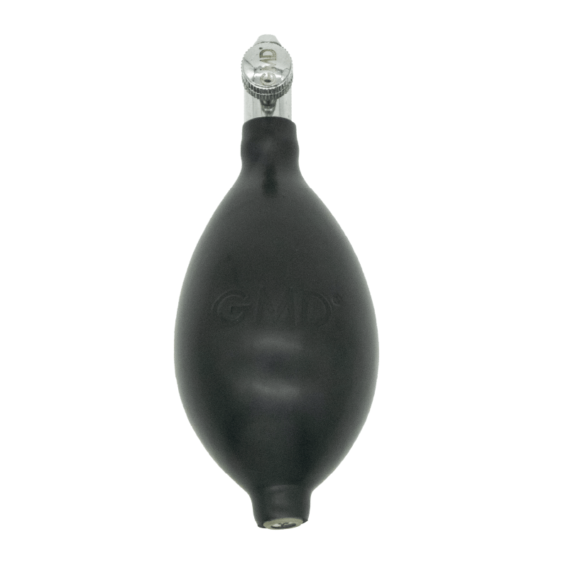 de goma negra, forma ovalada, con el logo GMD en relieve en el centro del cuerpo. En la parte superior se conecta la válvula de escape metálica plateada cilíndrica, con el logo GMD. En la parte inferior tiene un pequeño conector de goma para unirse a la m. Haga clic para ampliar la imagen
