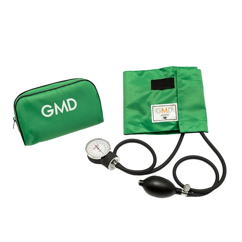 Tensiómetro classic i gmd color verde claro, kit con estuche con cierre de cremallera y logo GMD estampado en blanco, manguito de talla adulto en tela con cierre de velcro y etiqueta GMD en blanco y naranjado, manómetro circular con reborde plateado, base. Haga clic para ampliar la imagen