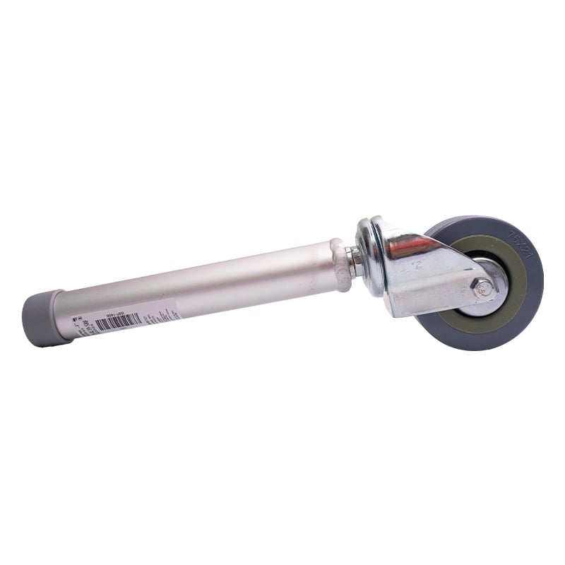 Pata con rueda sin freno para comodo sanitario KB225CR-AL19-RF, estructura metálica plateada con tubo cilíndrico alargado y tapón gris en el extremo superior; debajo, etiqueta blanca con código de barras. En el extremo inferior, rueda giratoria gris con c