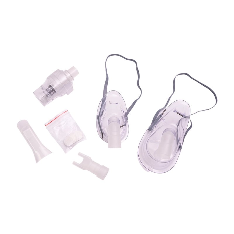 Smart kit para nube 5000. En la parte superior izquierda filtro transparente, boquilla transparente, tubo adaptador blanco, bolsa transparente con medicamentos circulares blancos. Al lado derecho dos mascarillas transparentes con sujetador gris.