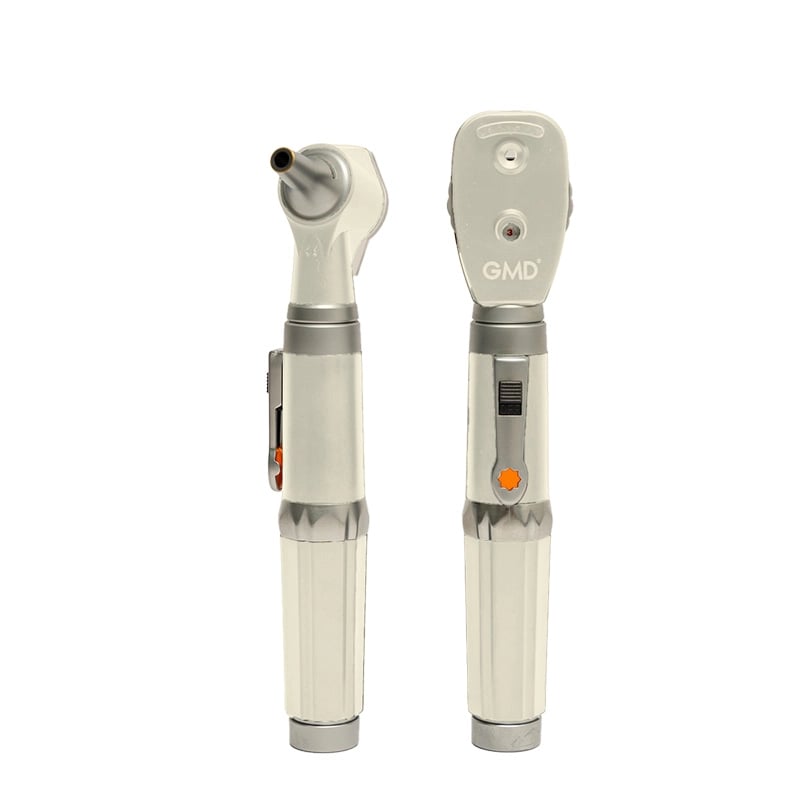 Kit de órganos y sentidos con fibra óptica gmd 2 bases 2 cabezales, color blanco, cabezal diagnóstico, mango ergonómico con detalles plateados y botón selector de luz. En la vista posterior, en el lado izquierdo del mango, un clip metálico lateral.. Haga clic para ampliar la imagen