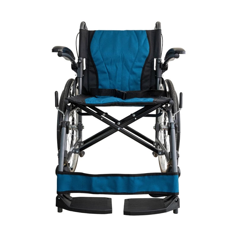 Silla de ruedas estandar con apoyabrazos abatibles s24, negros. Estructura metálica negra, asiento y respaldo en tela negra al rededor y en el centro azul con correa de ajuste negra, ruedas traseras grandes con aro propulsor negro y radios metálicos. Con . Haga clic para ampliar la imagen