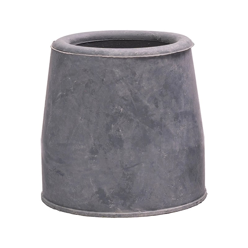 Tapón para comodo sanitario, en goma de color negro. De forma circular y con superficie antideslizante.