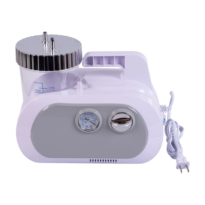 Aspirador de secreciones portatil ads100, de color blanco con frasco recolector transparente graduado hasta 1100ml con tapa metálica plateada, panel frontal gris con manómetro y perilla reguladora, asa de transporte y cable de alimentación.. Haga clic para ampliar la imagen