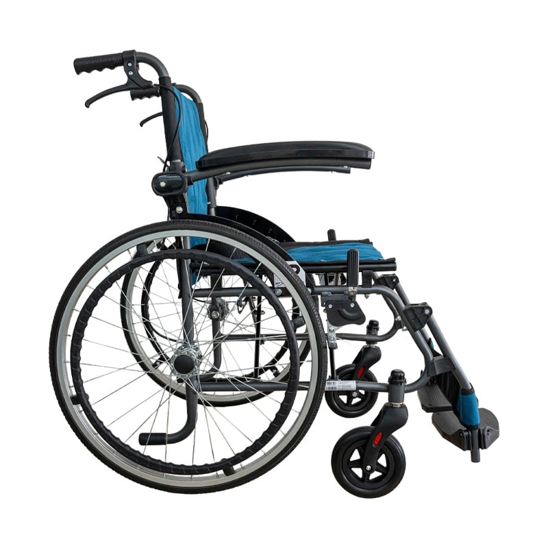 Silla de ruedas estandar con apoyabrazos abatibles s24, negros, debajo logo en color negro sobre fondo blanco.  Vista lateral izquierda, estructura metálica negra, asiento y respaldo en tela negra al rededor y en el centro azul, ruedas traseras grandes co. Haga clic para ampliar la imagen
