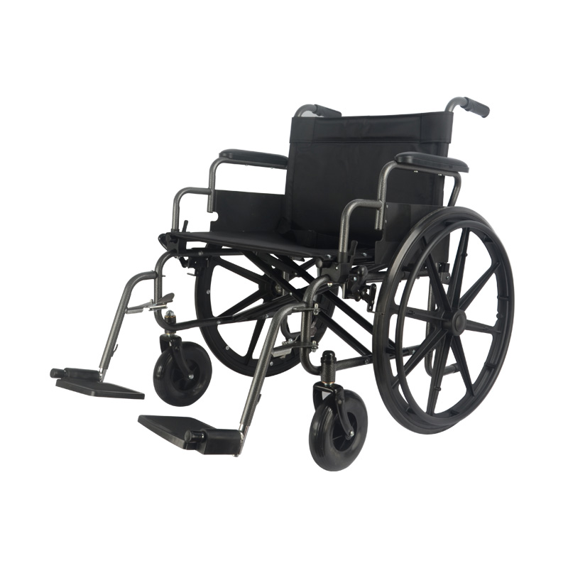 Medio perfil, silla de ruedas bariátrica ancho de asiento de 22, estructura metálica con respaldo y asiento acolchados negros con correa de sujeción negra, reposabrazos negros, mango de empuje en los extremos superiores. En la parte inferior reposapiés ne. Haga clic para ampliar la imagen