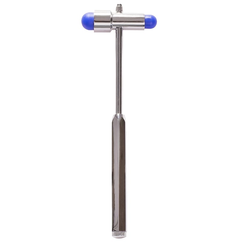Martillo de reflejo buck gmd, estructura metálica plateada y diseño en forma de T. Con mango metálico alargado y cabezal horizontal con extremos de goma en color azul cerúleo. En el extremo inferior del mango, pieza metálica con líneas en relieve, donde s. Haga clic para ampliar la imagen