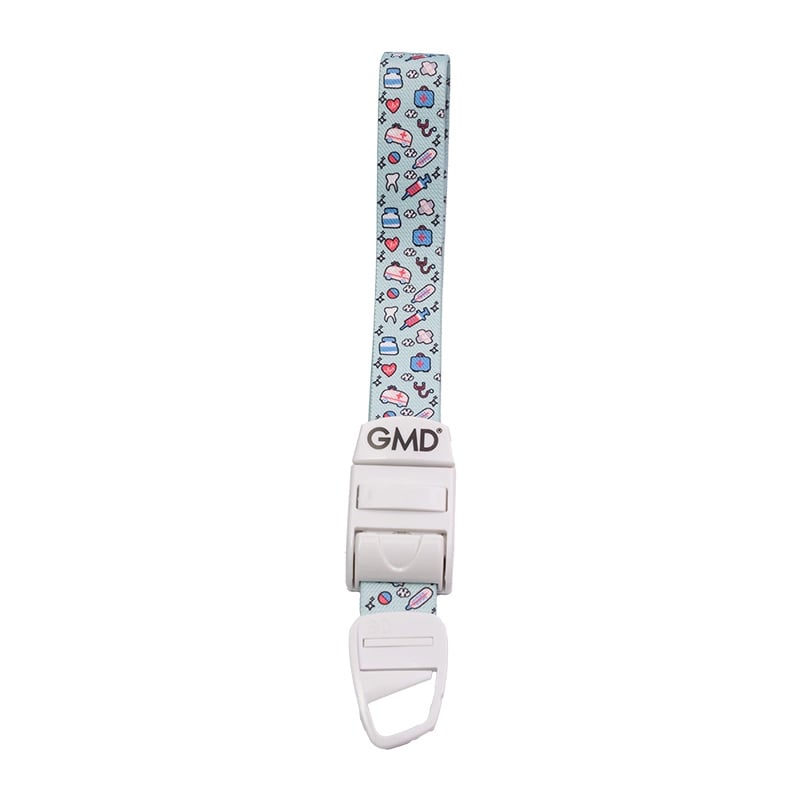 Torniquete GMD motivo medico azul, fabricado en material elástico tipo látex y poliéster; cuenta con un sistema de broche de seguridad y liberación rápida de color blanco, elaborado en material plástico.. Haga clic para ampliar la imagen