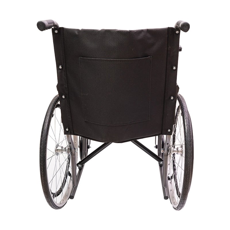 Silla de ruedas, vista posterior, con respaldo en tela negra y bolsillo central en la parte trasera, estructura metálica gris y negra, con mangos de empuje negros en los extremos superiores, ruedas traseras grandes con radios metálicos y aro propulsor neg. Haga clic para ampliar la imagen