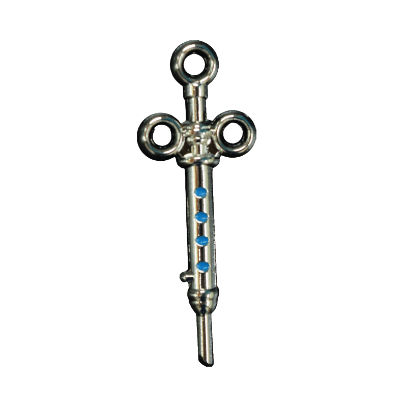 Pin gmd jeringa plata, con tres aros en la parte superior y pequeños detalles circulares azules en el cuerpo.. Haga clic para ampliar la imagen