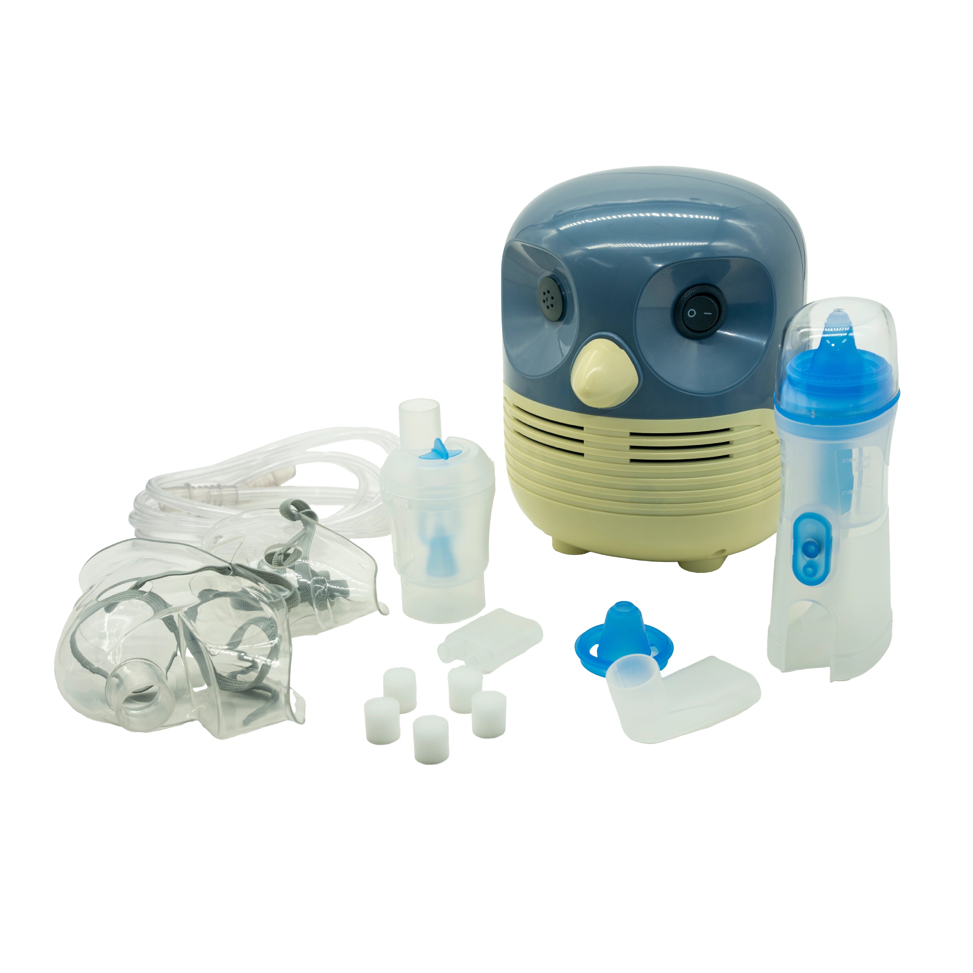 Compresor nebulizador nube 1000 figura de búho, en colores azul y amarillo claro, con cuerpo redondeado y rejillas horizontales en la parte frontal inferior. En el frente ojos circulares verdes, donde el ojo derecho es el botón de encendido/apagado y el i. Haga clic para ampliar la imagen
