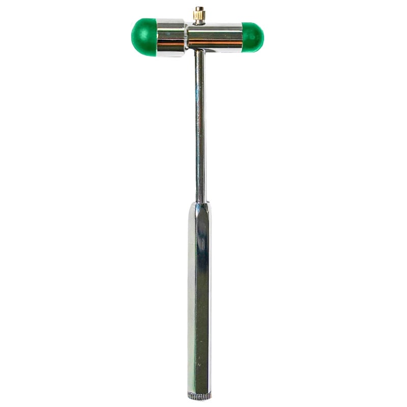 Martillo de reflejo buck gmd, estructura metálica plateada y diseño en forma de T. Con mango metálico alargado y cabezal horizontal con extremos de goma en color verde oscuro. En el extremo inferior del mango, pieza metálica con líneas en relieve, donde s. Haga clic para ampliar la imagen