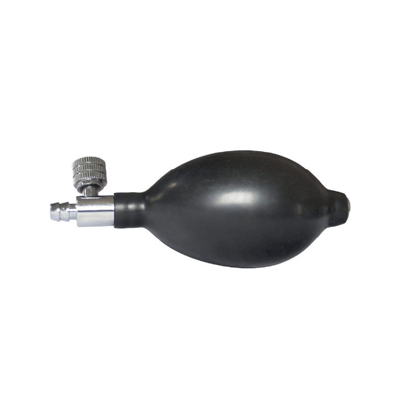 Pera para tensiometro con valvula metalica, de goma negra forma ovalada, en su extremo izquierdo tiene la válvula de escape plateada cilíndrica debajo el conector plateado para unirse a la manguera.. Haga clic para ampliar la imagen