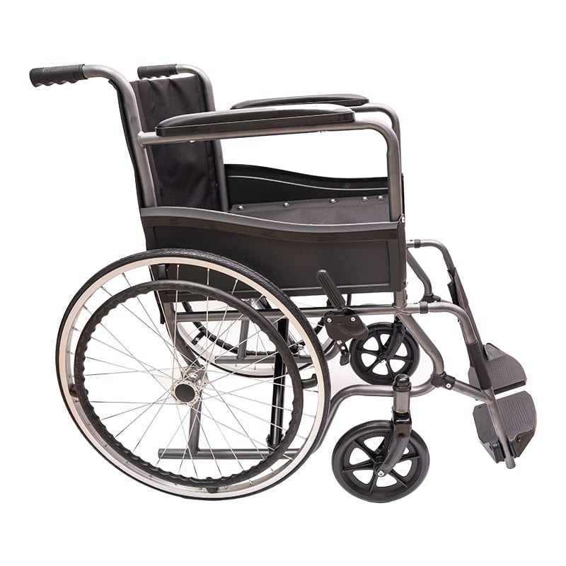 Silla de ruedas, vista lateral izquierda, con estructura metálica gris y negra, asiento y respaldo en tela negra, apoyabrazos acolchados negros, ruedas traseras grandes con radios metálicos y aro propulsor negro. Con ruedas delanteras pequeñas giratorias,. Haga clic para ampliar la imagen