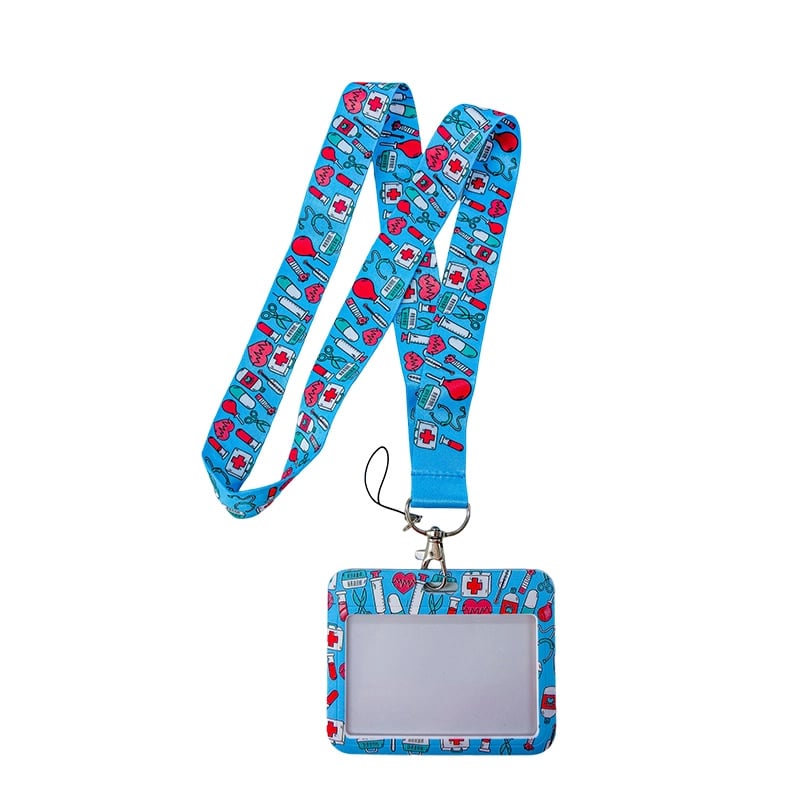 Porta carnet con lanyard modelo corazones e inyectores color azul, vista frontal, con borde rectangular de color azul con ilustraciones de jeringas, tijeras, corazones, fonendoscopios y medicinas; en el centro área transparente para el carnet y en la part. Haga clic para ampliar la imagen