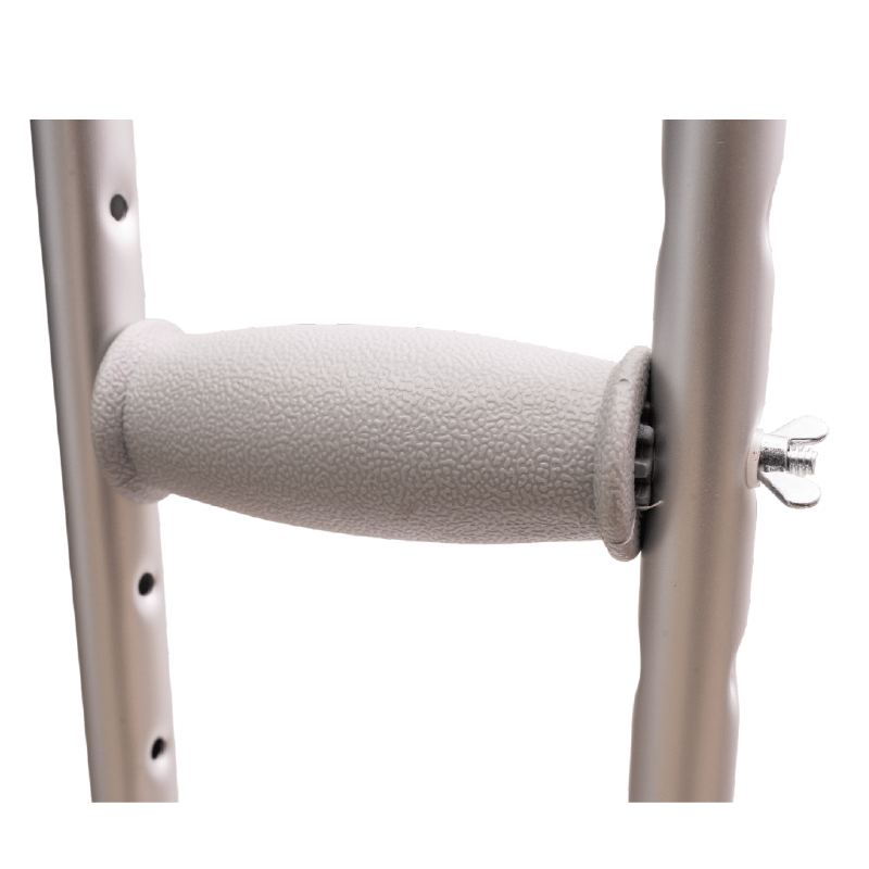 Muleta convencional en aluminio talla l: 177 cm - 197 cm, de color plateado, con manilar gris en la parte central y tornillo ajustador en el extremo derecho con un orificio en la parte posterior superior y dos orificios en la parte inferior del lado izqui. Haga clic para ampliar la imagen