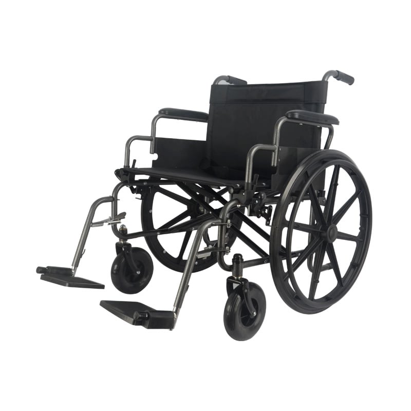 Silla de ruedas bariátrica ancho del asiento de 24, estructura metálica negra. Respaldo y asiento acolchados negros con correa de ajuste negra, reposabrazos negros, mango de empuje en los extremos superiores. En la parte inferior reposapiés negros, ruedas. Haga clic para ampliar la imagen