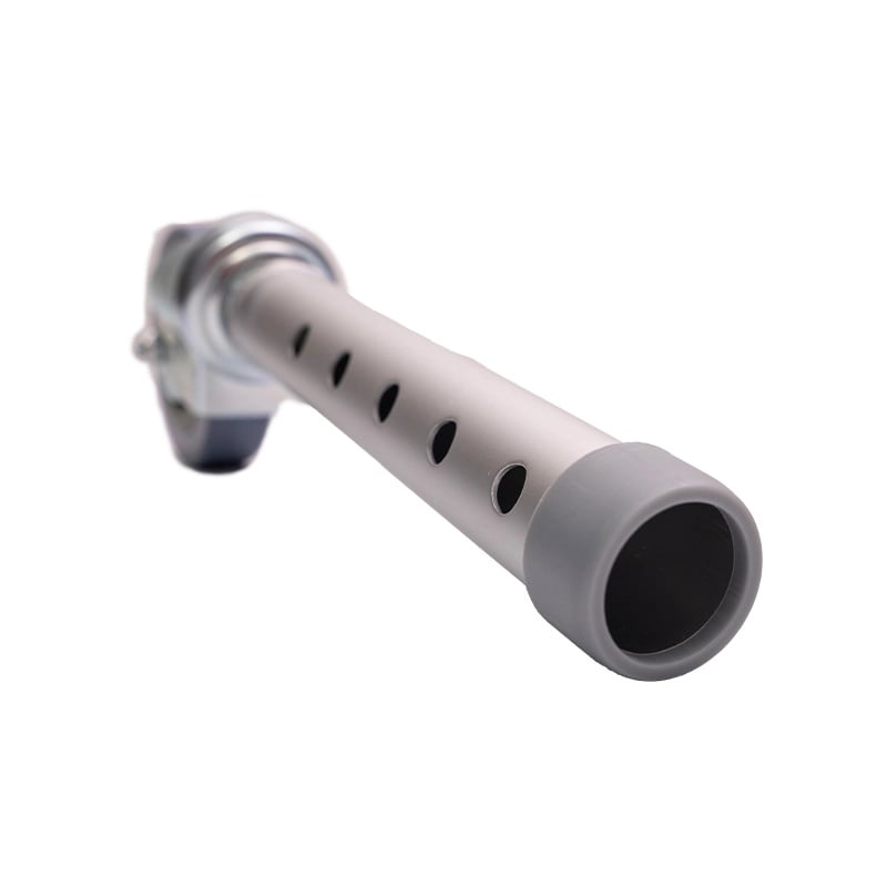 Pata con rueda sin freno para comodo sanitario KB225CR-AL19-RF, estructura metálica plateada con tubo cilíndrico con cinco orificios circulares. En el extremo inferior, rueda gris con soporte metálico y detalle negro en la base; en el extremo superior, ab. Haga clic para ampliar la imagen